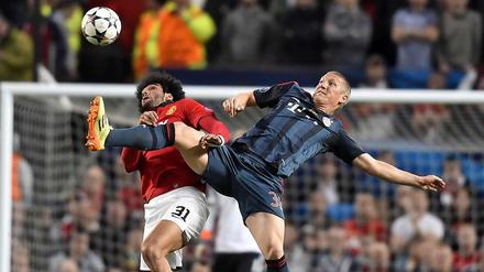 Zähes Ringen. Marouane Fellaini (l.) im Duell mit Bastian Schweinsteiger.
