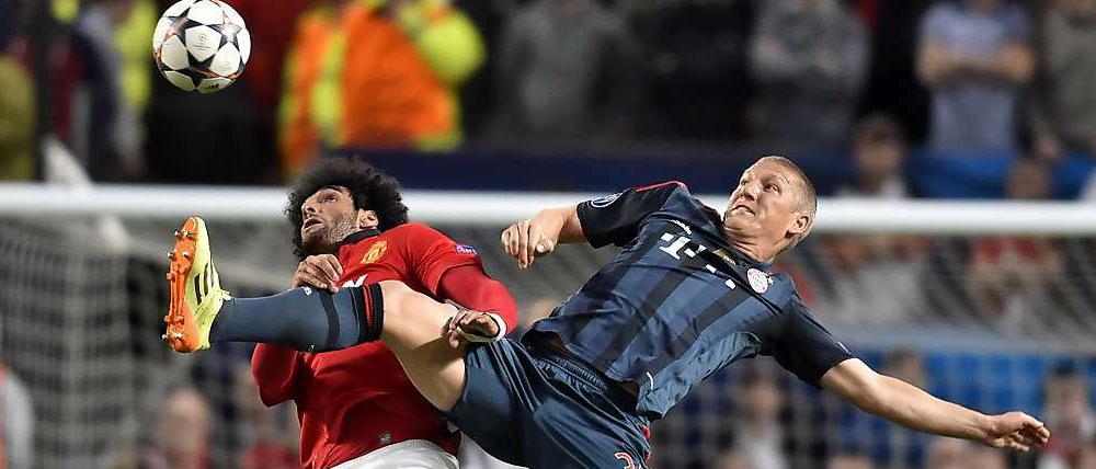 Zähes Ringen. Marouane Fellaini (l.) im Duell mit Bastian Schweinsteiger.