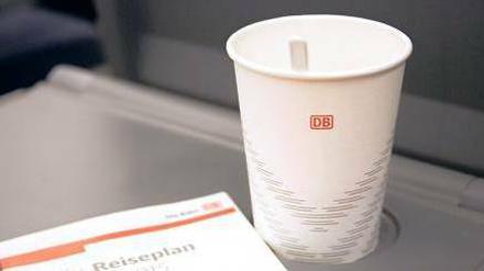 Preisintensiver Zugbegleiter. Der Becher Kaffee kostet in der Bahn derzeit 2,80 Euro, der Maxi-Becher gar 3,30 Euro. 