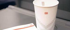 Preisintensiver Zugbegleiter. Der Becher Kaffee kostet in der Bahn derzeit 2,80 Euro, der Maxi-Becher gar 3,30 Euro. 