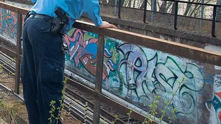 Fundort Tunnel. Beamte suchten Gleise vor und in der Unterführung ab.