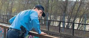 Fundort Tunnel. Beamte suchten Gleise vor und in der Unterführung ab.