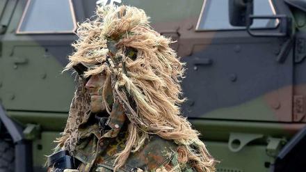 Deutscher Kampfschwimmer mit lustiger Perücke. Sie dient der Tarnung an Land.