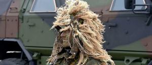 Deutscher Kampfschwimmer mit lustiger Perücke. Sie dient der Tarnung an Land.
