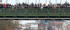 Umstrittenes Spektakel. Tausende Zuschauer bestaunen alljährlich das Themserennen zwischen Oxford (links) und Cambridge, wie hier auf der Hammersmith-Brücke. Unter den Studenten selbst ist das Boat Race dagegen nicht unbedingt beliebt. Foto: Reuters