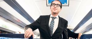 Bei seinen öffentlichen Auftritten merkt man Alexander Dobrindt an, dass er als Minister noch neu im Geschäft ist.