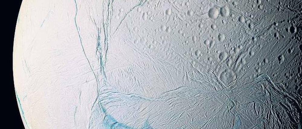 Aus den Eisspalten des Mondes Enceladus schießt regelmäßig Wasser ins All.