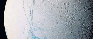 Aus den Eisspalten des Mondes Enceladus schießt regelmäßig Wasser ins All.