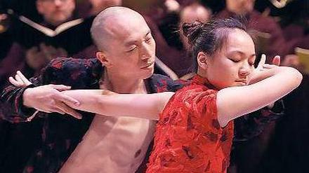 Im Zeichen der Liebe. Die Sängerinnen und Sänger aus Deutschland haben sich mit Musikern und Tänzern aus Taiwan zusammengetan. 