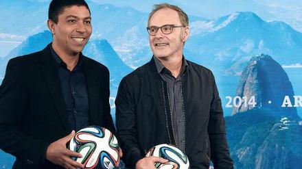 Giovane Elber, Reinhold Beckmann und der Zuckerhut. Die Fußball-WM in Brasilien beginnt am 12. Juni. 
