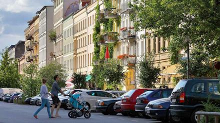 Was es mit der nachlassenden Coolness und dem Ende des Berlin-Hypes auf sich hat, will man dann doch einmal überprüfen. Am besten auf der Kastanienallee in Prenzlauer Berg – oder noch besser, auf der von ihr abgehenden Oderberger Straße.