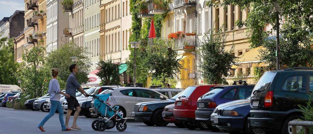 Was es mit der nachlassenden Coolness und dem Ende des Berlin-Hypes auf sich hat, will man dann doch einmal überprüfen. Am besten auf der Kastanienallee in Prenzlauer Berg – oder noch besser, auf der von ihr abgehenden Oderberger Straße.