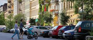 Was es mit der nachlassenden Coolness und dem Ende des Berlin-Hypes auf sich hat, will man dann doch einmal überprüfen. Am besten auf der Kastanienallee in Prenzlauer Berg – oder noch besser, auf der von ihr abgehenden Oderberger Straße.