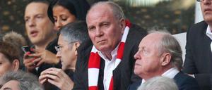 Uli Hoeneß als Zuschauer bei einem Spiel des FC Bayern München. 