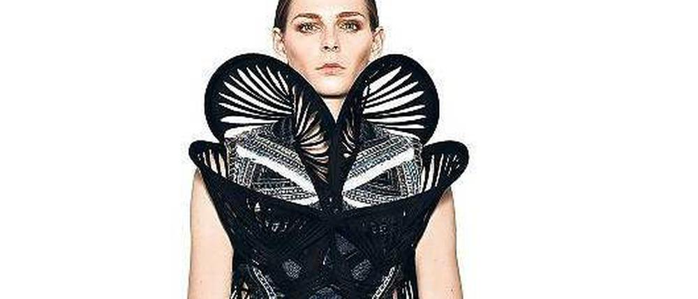 Ein Model trägt ein Kleid von Benu Berlin