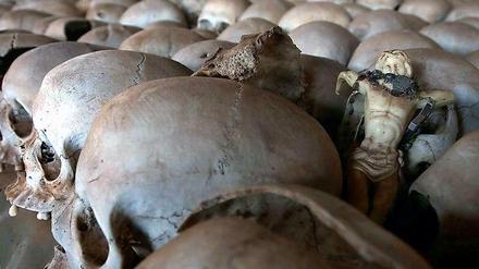 Eine Jesus-Figur liegt am 5.4.2004 auf Schädeln in der Katholischen Kirche in Ntarama. Dort kamen am 15.4.1994 über 5000 Menschen ums Leben. Die Kirche dient heute als Gedenkstätte für den Völkermord.