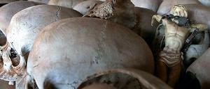 Eine Jesus-Figur liegt am 5.4.2004 auf Schädeln in der Katholischen Kirche in Ntarama. Dort kamen am 15.4.1994 über 5000 Menschen ums Leben. Die Kirche dient heute als Gedenkstätte für den Völkermord.