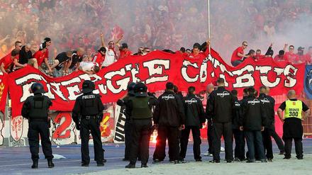 Zu viel Nähe. Auch gegen den Sicherheitsbeauftragten des Fußballvereins Energie Cottbus ist Anklage erhoben worden. Er soll den Polizisten mit teuren Autos bestochen und ihn zur Verletzung von Dienstgeheimnissen angestiftet haben. 
