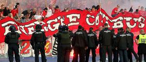 Zu viel Nähe. Auch gegen den Sicherheitsbeauftragten des Fußballvereins Energie Cottbus ist Anklage erhoben worden. Er soll den Polizisten mit teuren Autos bestochen und ihn zur Verletzung von Dienstgeheimnissen angestiftet haben. 