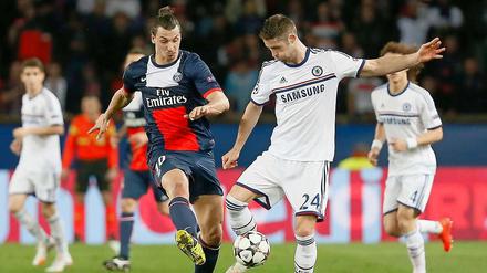 Dicken Backen gemacht. Zlatan Ibrahimovic (l.) im Duell mit Gary Cahill.