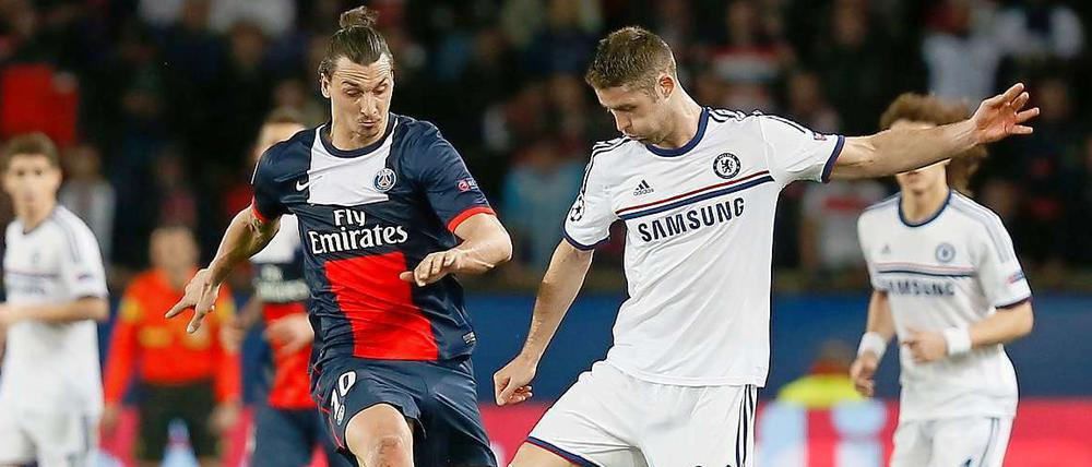 Dicken Backen gemacht. Zlatan Ibrahimovic (l.) im Duell mit Gary Cahill.