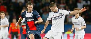 Dicken Backen gemacht. Zlatan Ibrahimovic (l.) im Duell mit Gary Cahill.