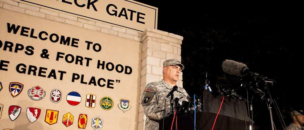Nach dem Amoklauf stellt sich General Mark Milley in Fort Hood vor die wartenden Journalisten.