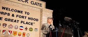 Nach dem Amoklauf stellt sich General Mark Milley in Fort Hood vor die wartenden Journalisten.