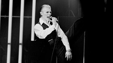 David Bowie (8. Januar 1947 - 10. Januar 2016). Hier ein Bild von 1976 in Berlin. Foto von Archival Pigment Print auf Baryt. Courtesy: EYE·D Agentur für Fotografie. Das Bild war Teil der großen Bowie Ausstellung im Martin-Gropius-Bau.