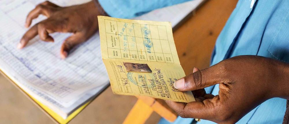 Diese Krankenkassenkarte ist wertvoll. Denn sie garantiert ihrem Besitzer medizinische Behandlung. Ruanda ist das einzige Land Afrikas, das eine fast flächendeckende Krankenversicherung eingeführt hat. Allerdings decken die Einnahmen bisher lediglich 20 bis 40 Prozent der Ausgaben. 