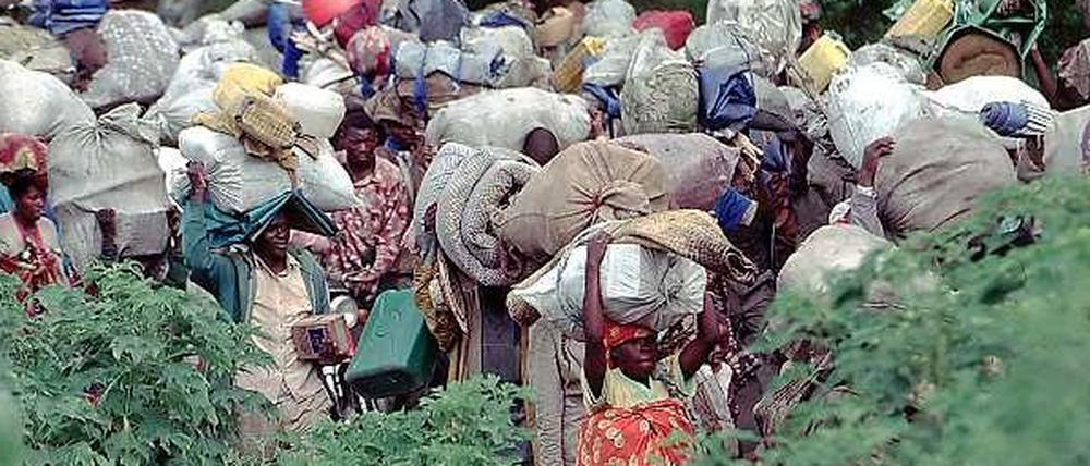 Ein Land zieht aus. Innerhalb der ersten 24 Stunden nach dem Beginn des Völkermords waren 250 000 Tutsi aus Ruanda ins Nachbarland Tansania geflüchtet. Drei Monate später zogen mehr als eine Million Hutu ins damalige Zaire - auf der Flucht vor Vergeltung. Das Foto zeigt den Flüchtlingstreck aus Zaire zurück nach Ruanda im Jahr 1996. 