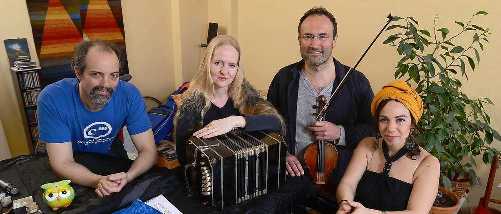 Sound des Sommers. Javier Tucat Moreno, Judith Brandenburg, Florian Kellerhals und Gastsängerin Anahí Settón (von links) singen vom Duft der Stadt, durchgemachten Nächten und Gewalt auf den Straßen.