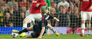 Das Ruppen ist wieder in Mode: Bastian Schweinsteiger (unten) gegen Wayne Ronney.