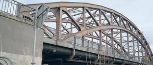 Auch sie muss weg. Die 1909 gebaute Schulenburgbrücke in Spandau kann nicht mehr saniert werden. Sie wird ersetzt.