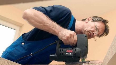 Sägen am Steuerprivileg. Bislang können Verbraucher Handwerkerleistungen absetzen und so bis zu 1200 Euro sparen. 