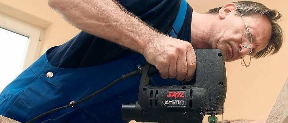 Sägen am Steuerprivileg. Bislang können Verbraucher Handwerkerleistungen absetzen und so bis zu 1200 Euro sparen.