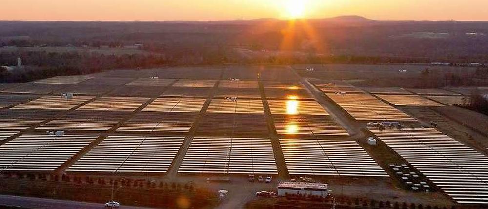 Apple nutzt Solarstrom. Die Luftaufnahme aus dem März 2013 zeigt die größte in den USA installierte Solar- und Brennstoffzellen-Anlage im US-Bundesstaat North Carolina. Die Anlage versorgt das Rechenzentrum des Computerkonzerns Apple in Maiden mit Solarstrom.