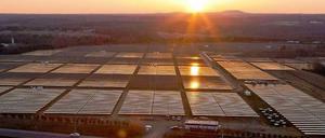 Apple nutzt Solarstrom. Die Luftaufnahme aus dem März 2013 zeigt die größte in den USA installierte Solar- und Brennstoffzellen-Anlage im US-Bundesstaat North Carolina. Die Anlage versorgt das Rechenzentrum des Computerkonzerns Apple in Maiden mit Solarstrom.