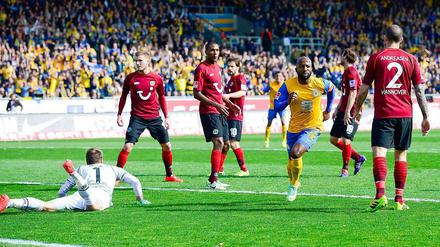 Braunschweigs Kumbela (2. v. r.) bejubelt seinen Treffer zum 1:0 gegen Hannover. 