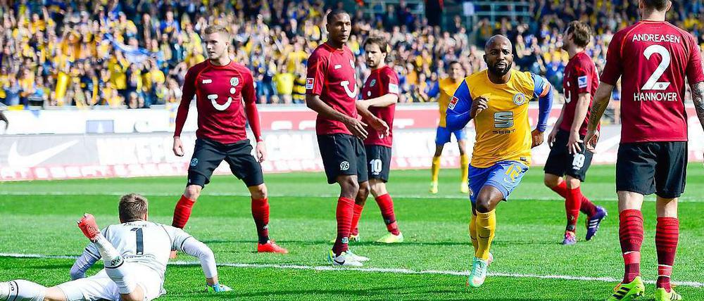 Braunschweigs Kumbela (2. v. r.) bejubelt seinen Treffer zum 1:0 gegen Hannover. 