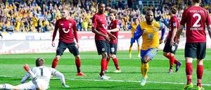 Braunschweigs Kumbela (2. v. r.) bejubelt seinen Treffer zum 1:0 gegen Hannover. 