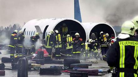 Übung für den Notfall am BER. Die Feuerwehr muss auch im Tunnel ran.