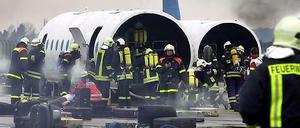 Übung für den Notfall am BER. Die Feuerwehr muss auch im Tunnel ran.