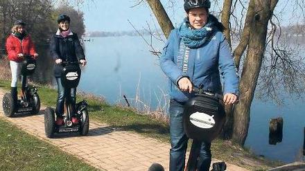 Intuitives Fahren. Der in Amerika erfundene Segway folgt den Köperbewegungen und hält für den Fahrer das Gleichgewicht. 