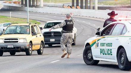 Militärpolizei riegelte das Gelände nach dem Amoklauf weiträumig ab. 