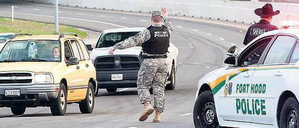 Militärpolizei riegelte das Gelände nach dem Amoklauf weiträumig ab. 
