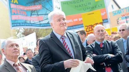 Das Blatt gewendet. Bayern Ministerpräsident Seehofer (CSU) zeigt sich am Freitag in einem Dorf bei Neuburg an der Donau. Foto: dpa