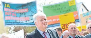 Das Blatt gewendet. Bayern Ministerpräsident Seehofer (CSU) zeigt sich am Freitag in einem Dorf bei Neuburg an der Donau. Foto: dpa