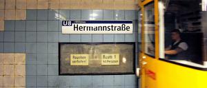Am 1996 eröffneten U-Bahnhof Hermannstraße bröckelt es gewaltig.