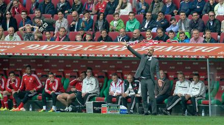 Pep Guardiola und seine Bank in Augsburg.